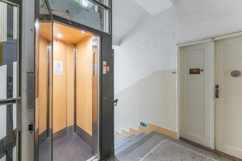 Výtah domu a dveře bytu - Prodej bytu 2+kk v osobním vlastnictví 47 m², Praha 8 - Libeň