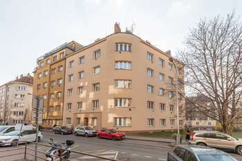 Pohled na dům - Prodej bytu 2+kk v osobním vlastnictví 47 m², Praha 8 - Libeň