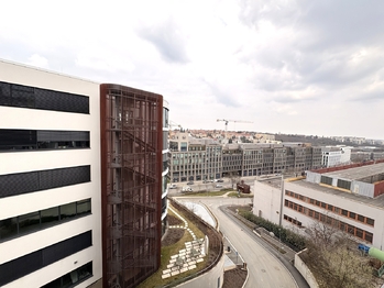 Výhled z okna ložnice - Pronájem bytu 2+kk v osobním vlastnictví 62 m², Praha 5 - Radlice