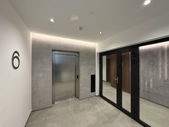 Společné prostory domu - Pronájem bytu 2+kk v osobním vlastnictví 62 m², Praha 5 - Radlice