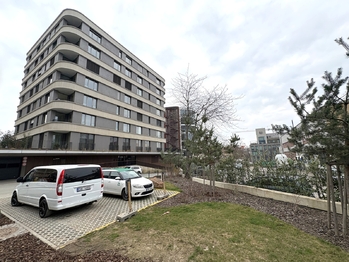 Venkovní pohled na dům - Pronájem bytu 2+kk v osobním vlastnictví 62 m², Praha 5 - Radlice