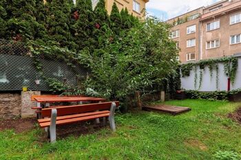 Zahrda s posezením - Pronájem bytu 2+kk v osobním vlastnictví 48 m², Praha 4 - Nusle