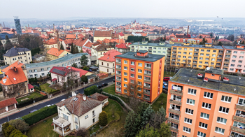 Zadní pohled na panelový dům - Prodej bytu 4+1 v osobním vlastnictví 83 m², Žatec