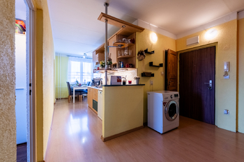 Chodba s pohledem do kuchyně - Prodej bytu 4+1 v osobním vlastnictví 83 m², Žatec