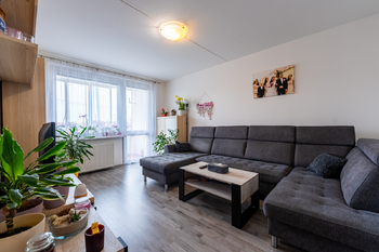 Obývací pokoj s lodžií - Prodej bytu 4+1 v osobním vlastnictví 83 m², Žatec