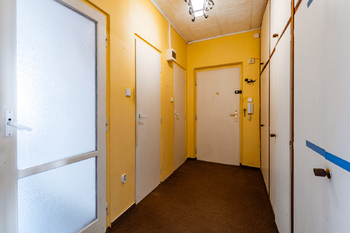 Vstupní dveře, vchod na WC, do koupelny a do kuchyně - Prodej bytu 2+1 v družstevním vlastnictví 59 m², Praha 10 - Malešice