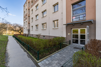 Vchod do domu - Prodej bytu 2+1 v družstevním vlastnictví 59 m², Praha 10 - Malešice