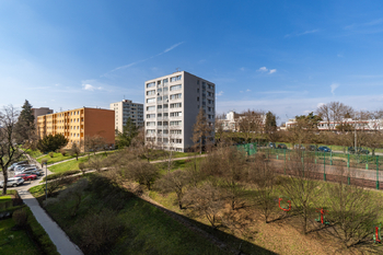 Výhled z obývacího pokoje - Prodej bytu 2+1 v družstevním vlastnictví 59 m², Praha 10 - Malešice