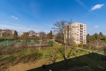 Výhled z obývacího pokoje - Prodej bytu 2+1 v družstevním vlastnictví 59 m², Praha 10 - Malešice