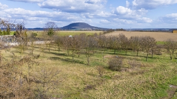 Zadní část pozemku - Prodej pozemku 1914 m², Račiněves