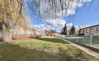 Sportoviště a školka v obci - Prodej pozemku 1914 m², Račiněves