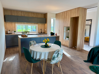 kuchyňský kout s vestavěnými skříněmi - Prodej domu 91 m², Malovice
