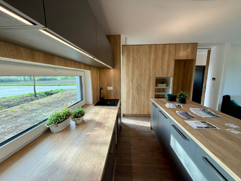 kuchyňský kout s vestavěnými skříněmi - Prodej domu 91 m², Malovice