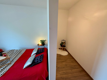 hlavní ložnice s šatnou - Prodej domu 91 m², Malovice