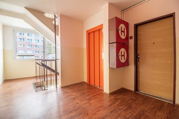 Chodba domu - Prodej bytu 3+1 v osobním vlastnictví 76 m², Praha 4 - Modřany