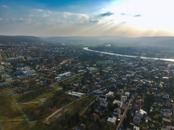Modřany: letecký pohled - Prodej bytu 3+1 v osobním vlastnictví 76 m², Praha 4 - Modřany