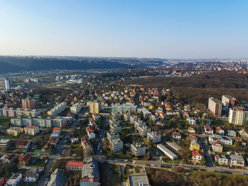 Modřany: letecký pohled - Prodej bytu 3+1 v osobním vlastnictví 76 m², Praha 4 - Modřany
