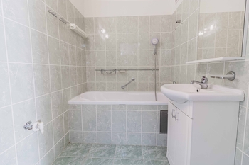 Koupelna - Prodej bytu 3+1 v osobním vlastnictví 76 m², Praha 4 - Modřany