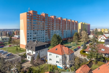 Blok ze zadní části - Prodej bytu 2+kk v osobním vlastnictví 43 m², Praha 4 - Kamýk
