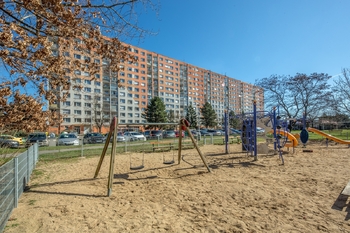 Pohled na domy od hřiště - Prodej bytu 2+kk v osobním vlastnictví 43 m², Praha 4 - Kamýk