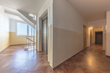 Vnitřní prostory domu - Prodej bytu 2+kk v osobním vlastnictví 43 m², Praha 4 - Kamýk