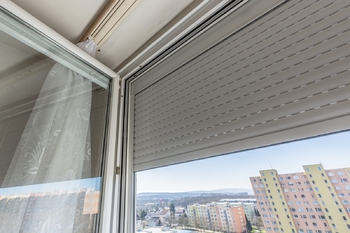 Předokenní žaluzie na DO - Prodej bytu 2+kk v osobním vlastnictví 43 m², Praha 4 - Kamýk