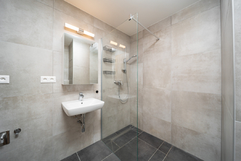 Koupelna s WC a sprchovým koutem  - Pronájem bytu 2+kk v osobním vlastnictví 51 m², České Budějovice 