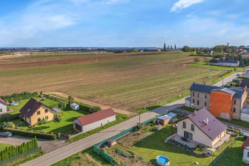 Prodej pozemku 1671 m², Všestary