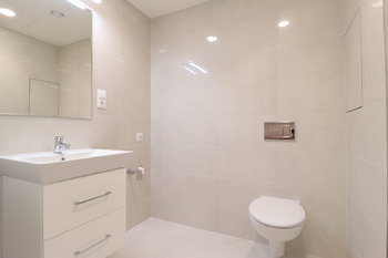 Koupelna - Pronájem bytu 1+kk v osobním vlastnictví 35 m², Praha 9 - Hloubětín