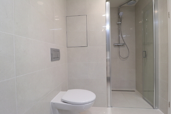 Koupelna - Pronájem bytu 1+kk v osobním vlastnictví 35 m², Praha 9 - Hloubětín