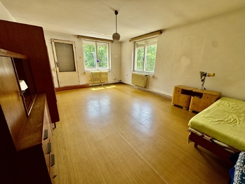 Rohový obývací pokoj 1. patro - Prodej domu 201 m², Číčovice