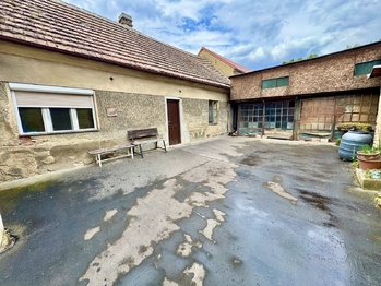 Pozemek u domu 2 - Prodej domu 201 m², Číčovice