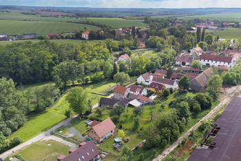 Zadní pohled z výhledem do okolí - Prodej domu 201 m², Číčovice