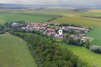 Dron - pohled na Číčovice s umístěním domu - Prodej domu 201 m², Číčovice