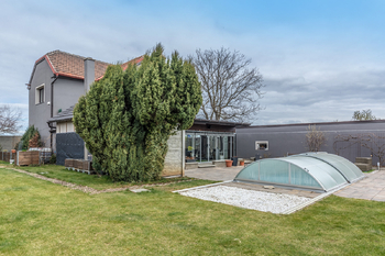 Bazén se zimní zahradou - Prodej domu 145 m², Trnávka