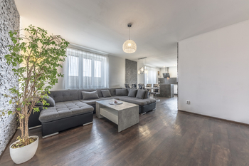 Obývací pokoj s průchodem do kuchyně - Prodej domu 145 m², Trnávka