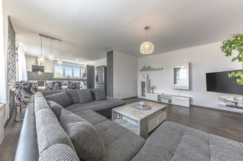 Obývací pokoj s kuchyní - Prodej domu 145 m², Trnávka