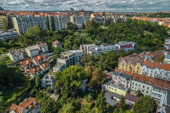 Dron - pohled na ulici - Prodej bytu 2+kk v osobním vlastnictví 70 m², Praha 4 - Michle