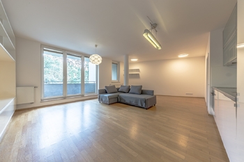 Obývací pokoj 1 - Prodej bytu 2+kk v osobním vlastnictví 70 m², Praha 4 - Michle