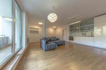 Obývací pokoj - pohled z lodžie - Prodej bytu 2+kk v osobním vlastnictví 70 m², Praha 4 - Michle