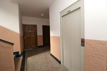 Chodba domu - Pronájem bytu 1+kk v osobním vlastnictví 26 m², Praha 7 - Holešovice