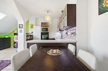 Obývací pokoj s kuchyňským koutem - Prodej bytu 2+kk v osobním vlastnictví 59 m², Plzeň