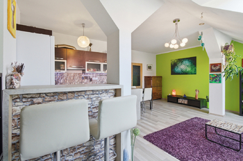 Obývací pokoj s kuchyňským koutem - Prodej bytu 2+kk v osobním vlastnictví 59 m², Plzeň