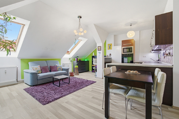 Obývací pokoj s kuchyňským koutem - Prodej bytu 2+kk v osobním vlastnictví 59 m², Plzeň