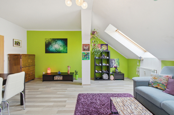 Obývací pokoj s kuchyňským koutem - Prodej bytu 2+kk v osobním vlastnictví 59 m², Plzeň