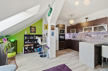 Obývací pokoj s kuchyňským koutem - Prodej bytu 2+kk v osobním vlastnictví 59 m², Plzeň