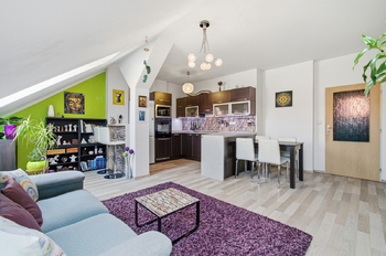 Obývací pokoj s kuchyňským koutem - Prodej bytu 2+kk v osobním vlastnictví 59 m², Plzeň