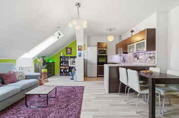 Obývací pokoj s kuchyňským koutem - Prodej bytu 2+kk v osobním vlastnictví 59 m², Plzeň