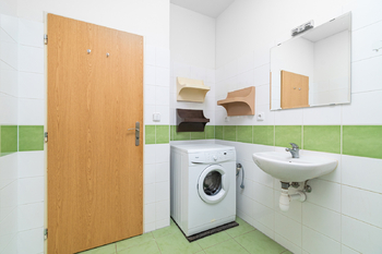 Koupelna - Prodej bytu 2+kk v osobním vlastnictví 59 m², Plzeň