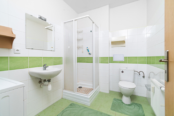 Koupelna - Prodej bytu 2+kk v osobním vlastnictví 59 m², Plzeň